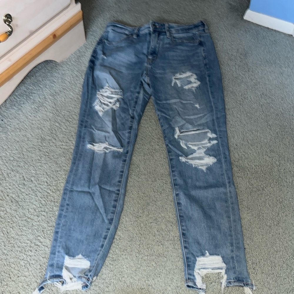 American Eagle size 6 high-rise jeggings with rips